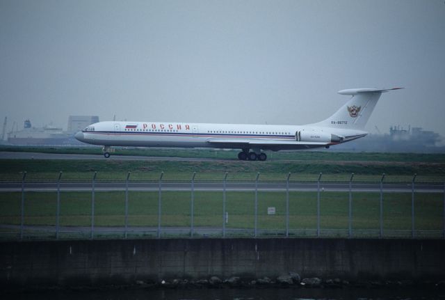 Ilyushin Il-62 (RA-86712) - Taxing at Tokyo-Haneda Intl Airport on 1995/04/29