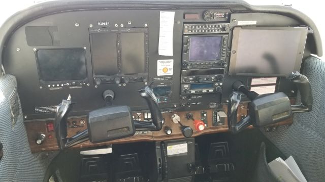 Cessna Skyhawk (N1968F) - Instrument panel layout.
