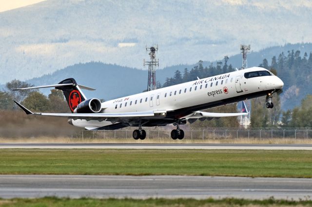 Canadair Regional Jet CRJ-900 (C-FJZL)