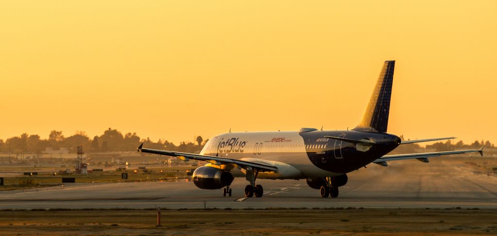 Airbus A320 (N709JB) - JetBlue turning on to runway 30 at KLGB around sunset