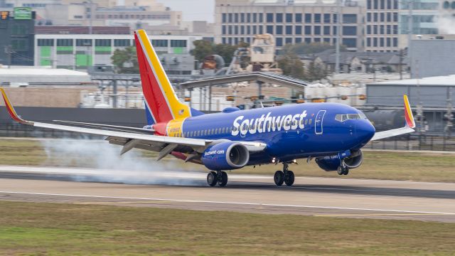 Boeing 737-700 (N7880D) - Arriving 31Lbr /11/18/18