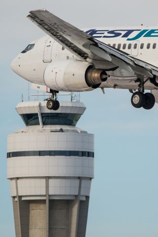 BOEING 737-600 (C-GWSL)