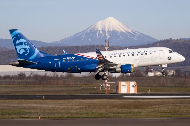 Embraer 175 (N651QX)