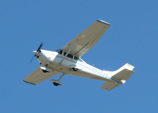 Cessna Skylane (N9322G) - Off of runway 32 at the Downtown Shreveport airport.