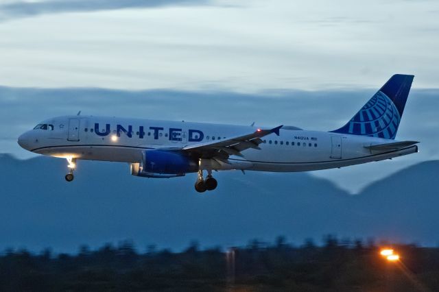 Airbus A320 (N412UA)