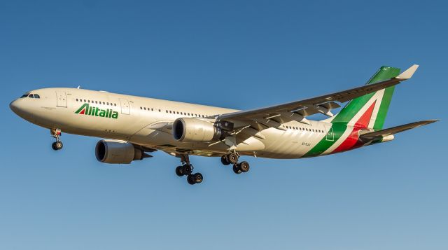 Airbus A330-200 (EI-EJJ) - AZ650 on short finals for runway 05 in nice late afternoon light