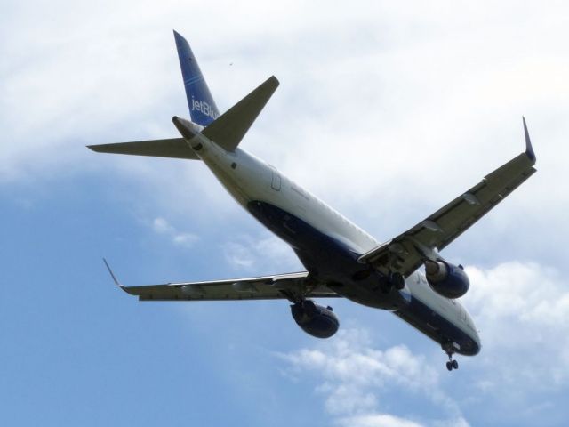 Embraer ERJ-190 (N266JB)