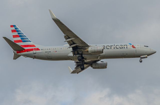 Boeing 737-800 (N892NN)
