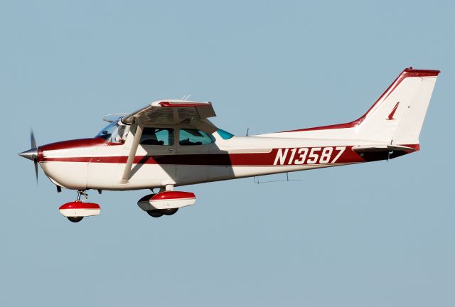 Cessna Skyhawk (N13587)