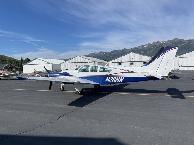 Beechcraft 55 Baron (N211MW)