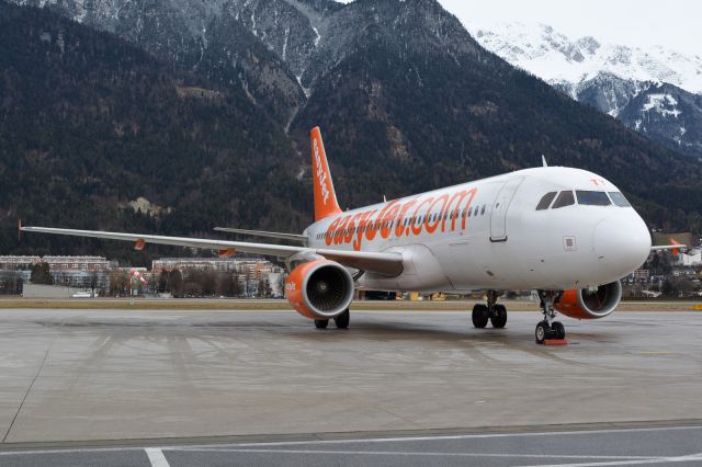 Airbus A320 (G-EZTY)