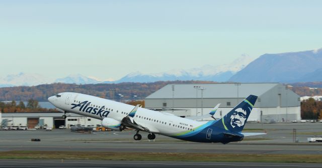 Boeing 737-900 (N237AK)