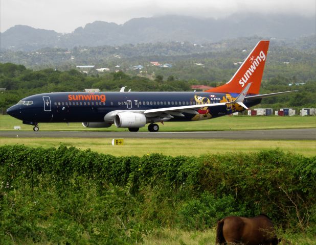 Boeing 737-800 (C-FZRG)