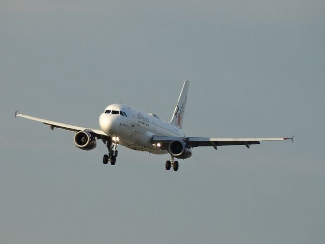 Airbus A320 (N586JB)