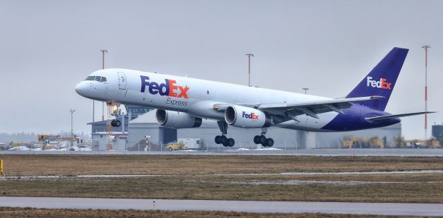 Boeing 757-200 (N915FD)