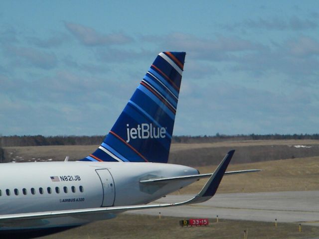 Airbus A320 (N821JB) - First plane in the world equipped with retrofitted sharklets, carrying CEO Dave Barger on a charter to announce Worcester as JetBlues 80th BlueCity.