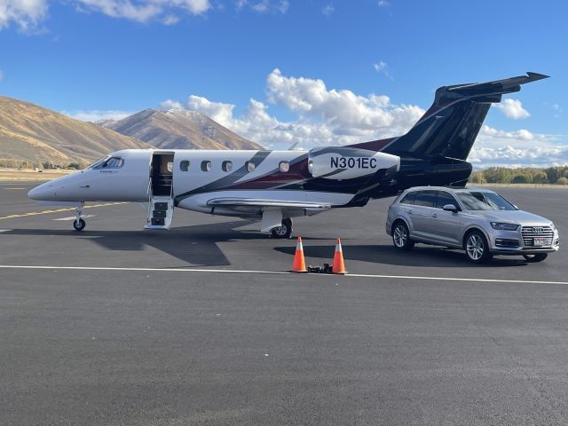 Embraer Phenom 300 (N495JH)