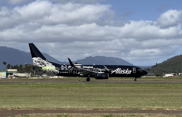 Boeing 737-800 (N538AS) - Taking off from Lihue. 