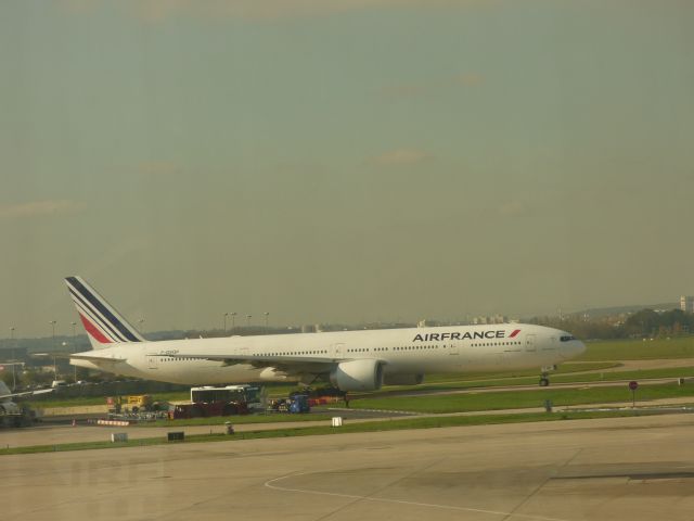 Boeing 777-200 (F-GSQP) - Dans l'aéroport d'Orly