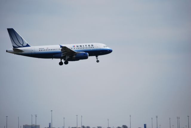 Airbus A319 (N819UA)