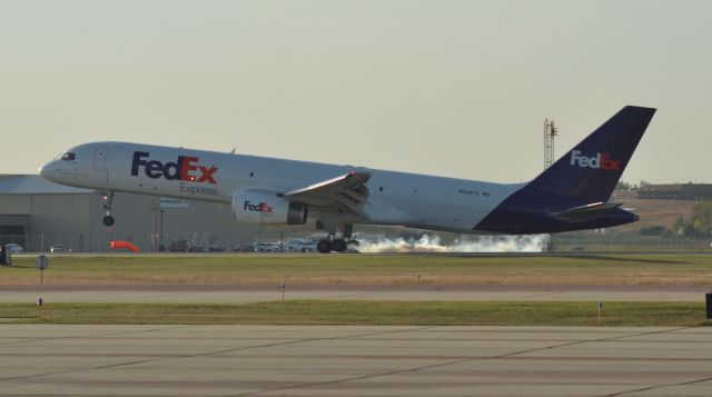 Boeing 757-200 (N938FD) - FDX735 (N938FD) touching down on Runway 21 in Sioux Falls SD