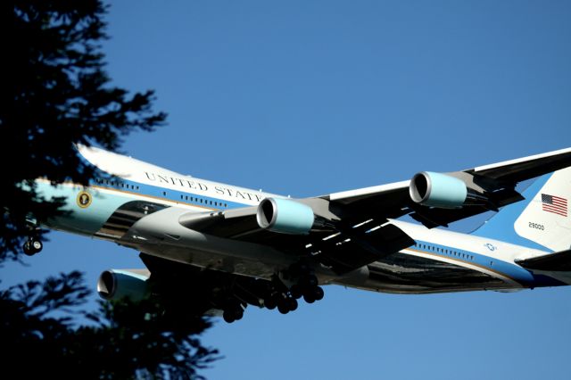 Boeing 747-200 (N29000) - President Obama arrival . .Moffett Federal Airfield, Mt View, Ca 06-06-2013  .. The not so "ideal spot" .. some one forgot trees grow, when I was told the plane would be "at the tree tops"