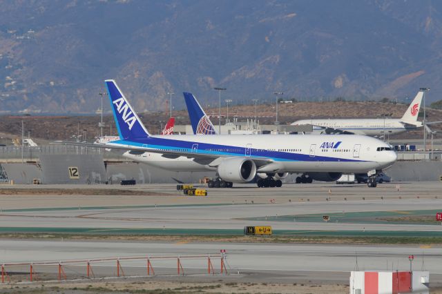 BOEING 777-300ER (JA733A)