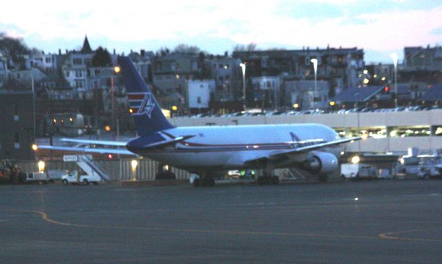 BOEING 767-200 (N743AX)