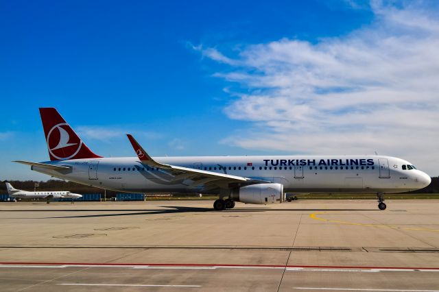 Airbus A321 (TC-JTH)
