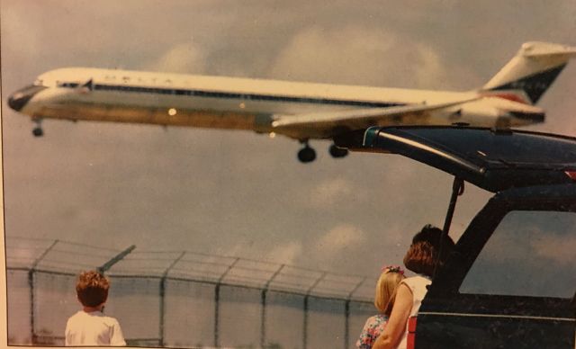 McDonnell Douglas MD-88 — - Back at Shreveport in 1994.  Taken at the end of the runway parking area.  Thats me on the far left!