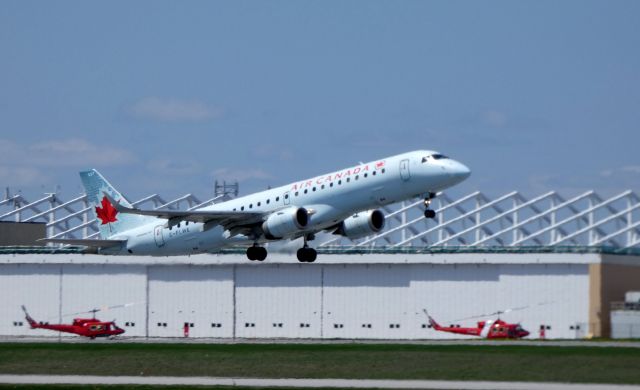 Embraer ERJ-190 (C-FLWE) - Shown here departing is an Air Canada Embraer ERJ-190 in the Spring of 2018.