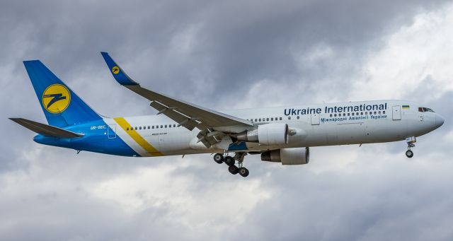 BOEING 767-300 (UR-GEC)