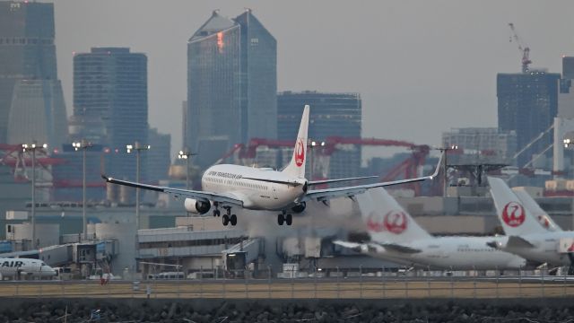 Boeing 737-700 (JA11RK) - 24.Feb.2024br /Landing at RWY 34L.br /JAL B737-800(JA11RK) just before touchdown.