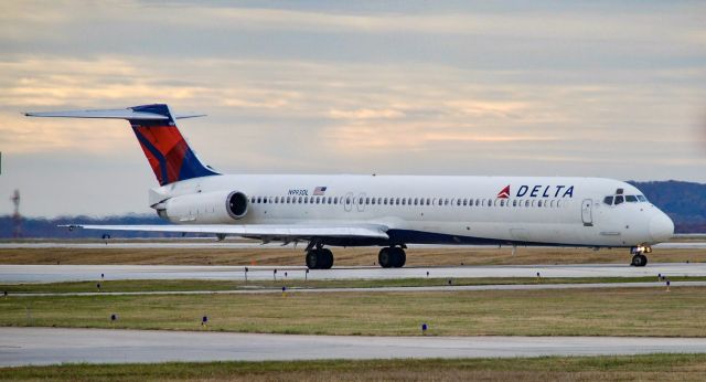 McDonnell Douglas MD-88 (N993DL) - A very cold day in 2016!