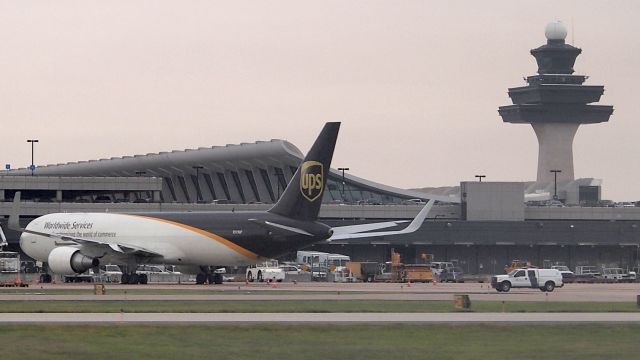 BOEING 767-300 (N319UP)