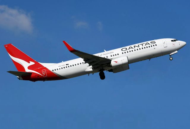 Boeing 737-800 (VH-VYE) - QANTAS BOEING 737-838 - REG VH-VYE (CN 33993/1712) - ADELAIDE INTERNATIONAL AIRPORT SA. AUSTRALIA - YPAD 13/9/2018