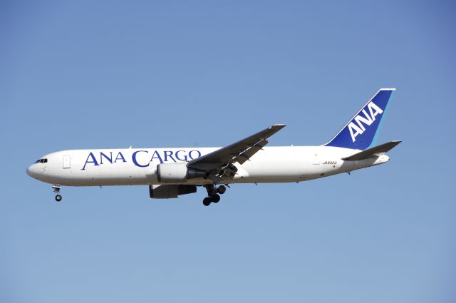 BOEING 767-300 (JA8323) - Final Approach to NRT Airport Runway 34L on 2011/12/30