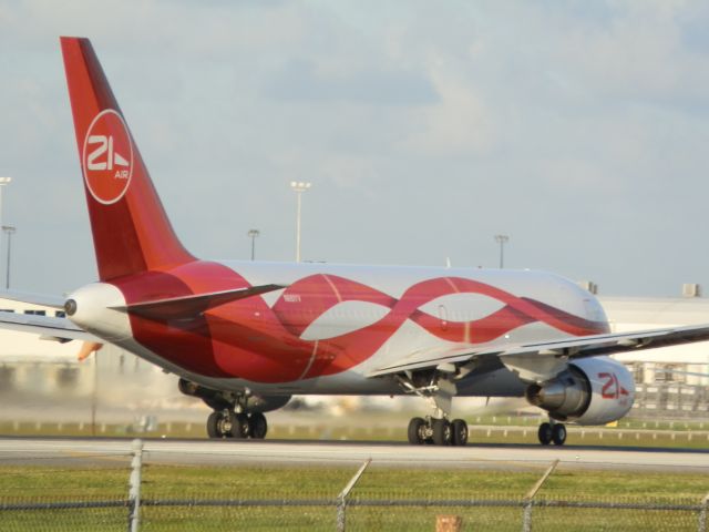 BOEING 767-200 (N881YV)