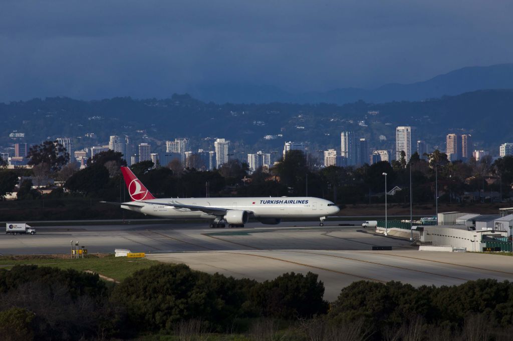 Boeing 777-200 (TC-JJP) - LAX