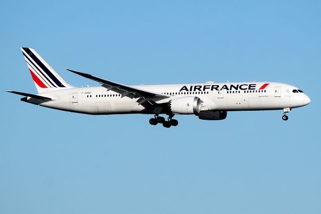 Boeing 787-8 (F-HRBC) - AFR 334 arriving from Paris on 22L