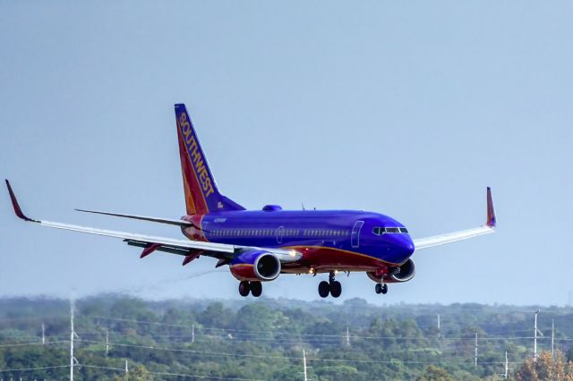 Boeing 737-700 (N284WN) - Arriving at KTPA from KMHT 11/23/2014 @ 10:46 EST. Nikon 1 V3 with a 1 Nikkor 70-300mm.