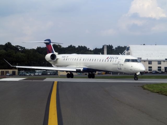 Canadair Regional Jet CRJ-200 (N133EV) - Line up runway 34.