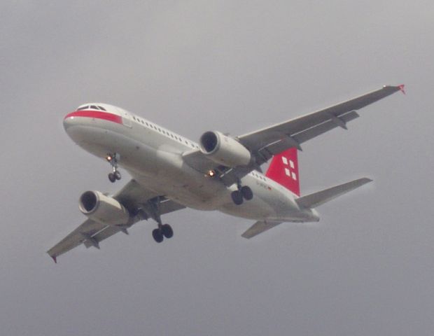 Airbus A319 (D-APAC) - Photo I took of PrivatAir (Lufthansa) A319-132 on approach to runway 22R at Chicago OHare.