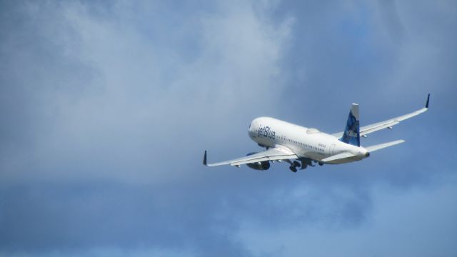 Airbus A320 (N834JB)