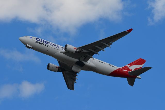 Airbus A330-200 (VH-EBV) - VH-EBV Qantas Airbus A330-202