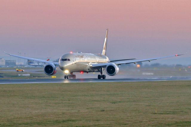 BOEING 787-10 Dreamliner (A6-BMG) - ETD16 departing to Abu Dhabi in the early morning light