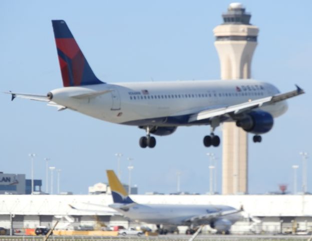 Airbus A320 (N366NW)