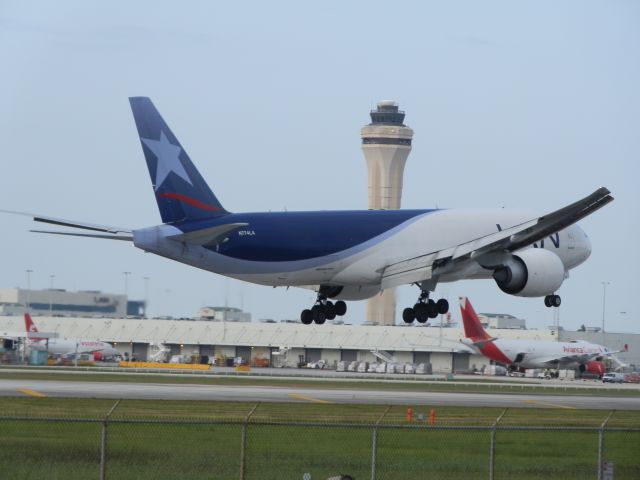 BOEING 777-200LR (N774LA)