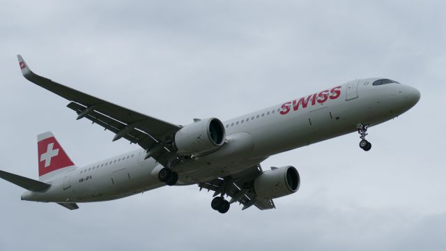 Airbus A321neo (HB-JPA) - Approach for landing on RWY 28 (26th May 2021)