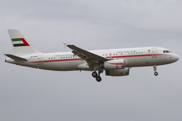 Airbus A320 (A6-HMS)